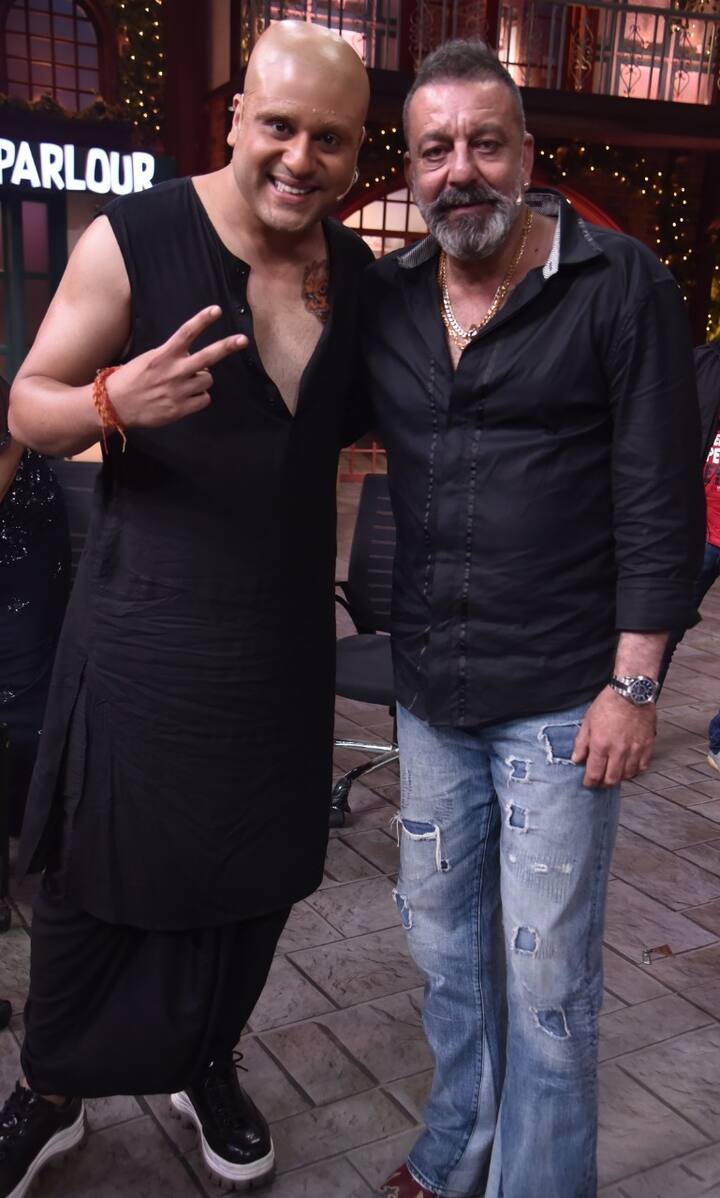 इस दौरान शो में अपनी कॉमेडी से सभी को हंसा हंसा कर लोट पोट करने वाले अभिनेता कृष्णा अभिषेक भी संजय दत्त के साथ पोज़ देते नज़र आए. 