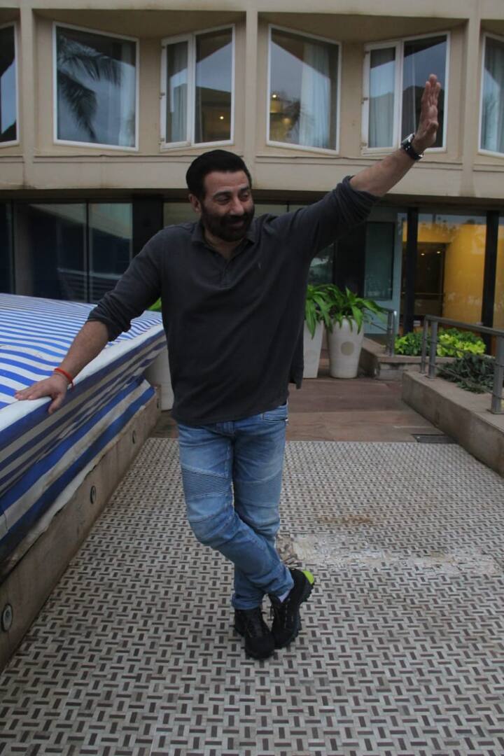 इस दौरान सनी देओल ने वहीं पैपराज़ी के सामने पोज़ भी दिया. (तस्वीर: मानव मगलानी)