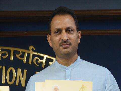 अनंत कुमार हेगड़े ने साधा आईएएस अधिकारी सेंथिल पर निशाना, पाकिस्तान जाने की दी सलाह अनंत कुमार हेगड़े ने साधा आईएएस अधिकारी सेंथिल पर निशाना, पाकिस्तान जाने की दी सलाह