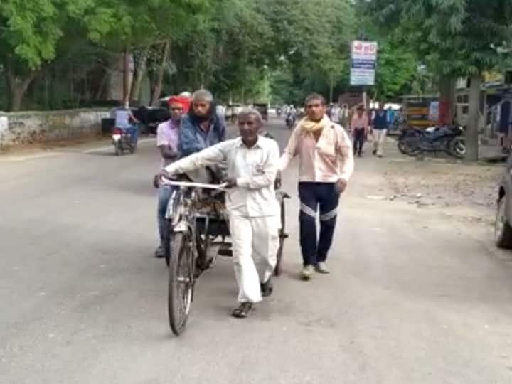 hamirpur man carries his son dead body on rickshaw यूपी: अस्पताल में हुई बेटे की मौत, बूढे बाप को रिक्शे से शमशान ले जाना पड़ा शव
