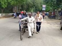 यूपी: अस्पताल में हुई बेटे की मौत, बूढे बाप को रिक्शे से शमशान ले जाना पड़ा शव