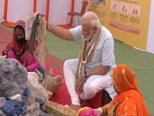 मथुरा: जब सफाईकर्मियों के साथ बैठकर कूड़े से प्लास्टिक छांटने लगे PM मोदी