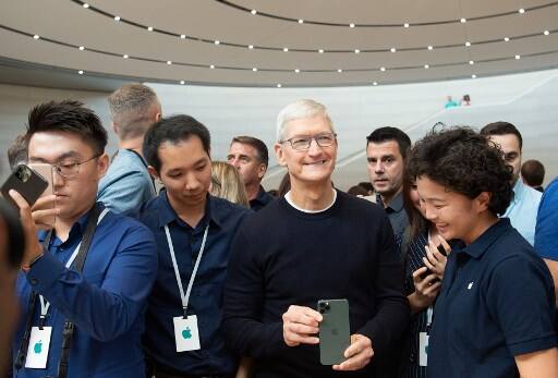 एप्पल ने मंगलवार को तीन फोन iPhone 11, 11 Pro, 11 Pro Max लॉन्च किए. फोन की शुरुआती कीमत में भी कंपनी ने कटौती की है. इस फोन की कीमत 699 अमेरिकी डॉलर रखी गई है जो कि भारतीय रुपए में लगभग 50,228 रुपए के आसपास होगी.