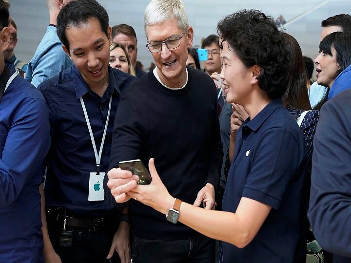 एप्पल ने इस बार आईफोन में सबसे बड़ा बदलाव कैमरे में किया है. iPhone 11 में दो कैमरे दिए गए हैं. इसमें जूम और वाइड कैमरा शॉट पर फोकस किया गया है. iPhone 11 में iPhone XR से 1 घंटे ज्यादा बैटरी बैकअप भी मिलेगा.