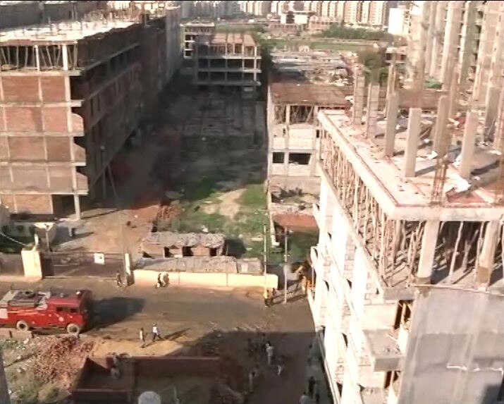 noida police arrest shahberi builder नोएडा में सरकारी जमीन पर कब्जा करके इमारत बनाने वाला बिल्डर गिरफ्तार