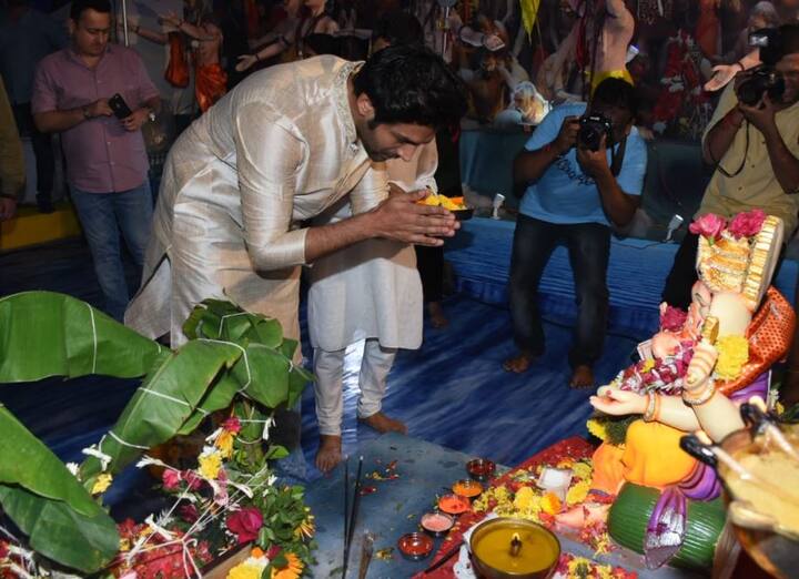 आप तस्वीरों में देख सकते हैं कि कार्तिक आर्यन गणपति बप्पा की अराधना कर रहे हैं.  