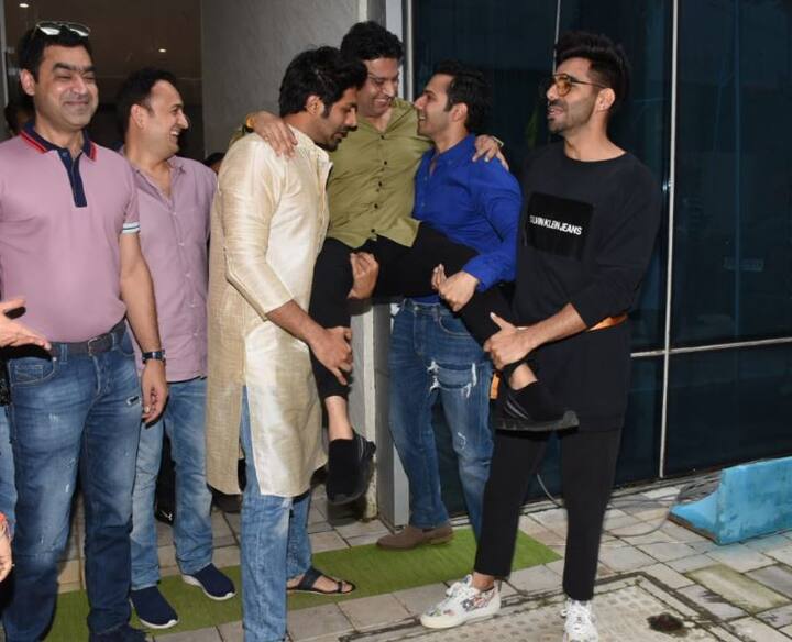 इस दौरान वरुण धवन और कार्तिक आर्यन के साथ अपारशक्ति खुराना भी दिखे. 