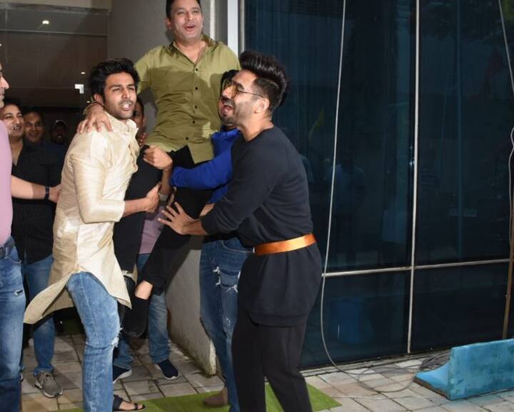 इतना ही नहीं सभी यहां पर भूषण कुमार के साथ मस्ती भी करते दिखे. आप तस्वीरों में देख सकते हैं कि किस तरह सभी ने उन्हें गोद में उठा लिया है. 