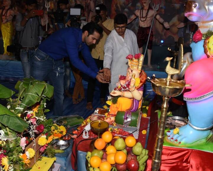 इस पूजा के दौरान की कुछ बेहद खास तस्वीरें भी सामने आईं जिनमें सेलेब्स खूब मस्ती करते नजर आए. 