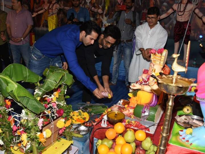 वरुण धवन भी यहां गणपति बप्पा का आर्शीवाद लेते नजर आए. 