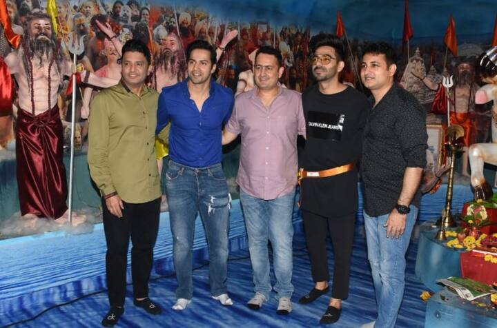 इन दिनों गणेश उत्सव चल रहा है और इस उत्सव में बॉलीवुड सेलेब्स भी शिरकत करते नजर आ रहे हैं. बॉलीवुड सेलेब्स भी गणपति का आर्शीवाद लेने पहुंच रहे हैं. 