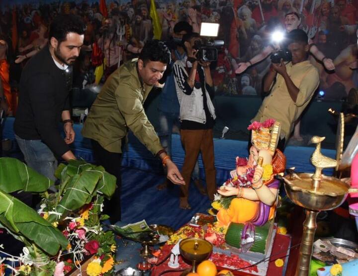 हाल ही में टी-सीरीज की ओर से गणपति पूजा रखी गई जिसमें बॉलीवुड के कई सेलेब्स बप्पा के दर्शन करने पहुंचे. साथ ही वहां भूषण कुमार भी नजर आए.