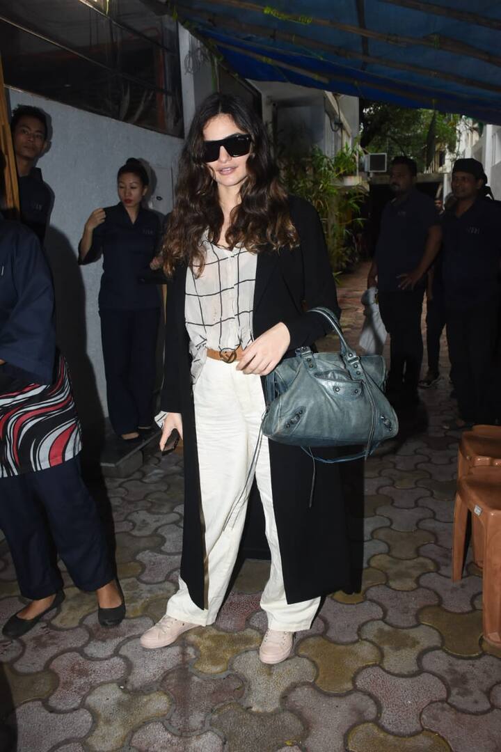 इस दौरान गैब्रिएला डेमेट्रिएड्स सफेद और काले रंग की ड्रेस में नज़र आईं. (तस्वीर: मानव मंगलानी)