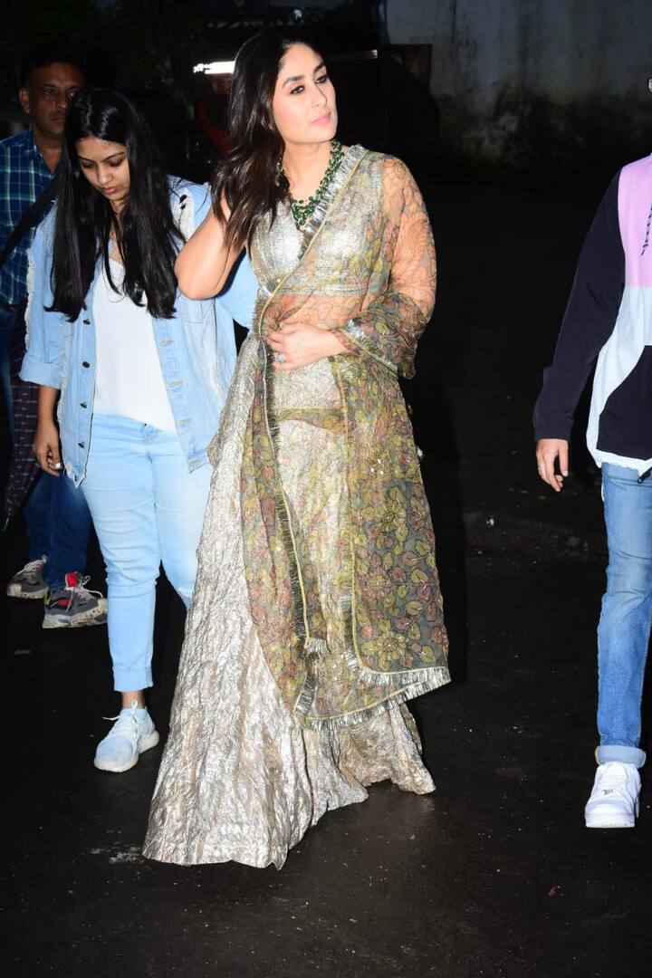 ड्रेस संभालने में भले ही करीना कपूर को मुश्किलों का सामना करना पड़ा हो, लेकिन वो इस ट्रैडिशनल लिबास में बेहद ही ग्लैमरस लगीं. (तस्वीर: मानव मंगलानी)