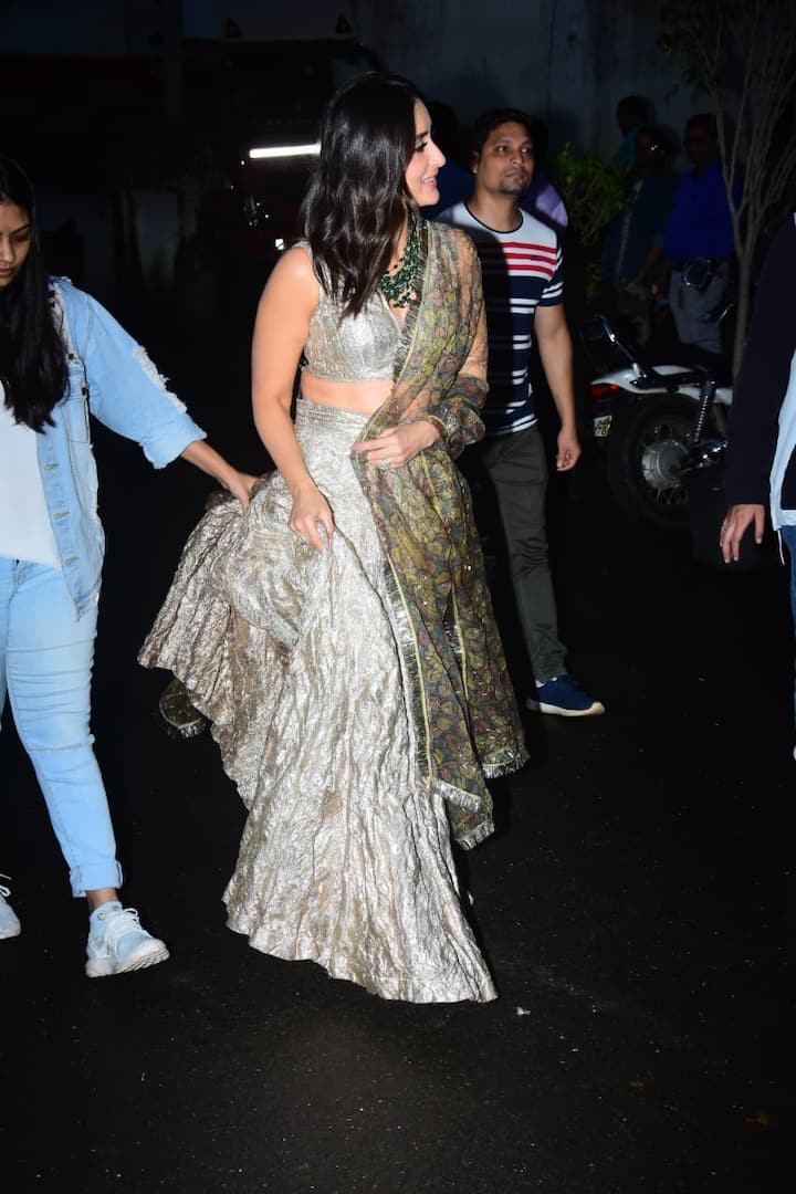 हालांकि करीना की मदद के लिए उनके साथ एक सहायक मौजूद थीं, फिर भी करीना को ड्रेस संभालने में परेशानियों का सामना करना पड़ा. (तस्वीर: मानव मंगलानी)