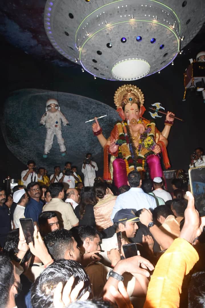 दीपिका जब गणपति बप्पा के दर्शन करने पहुंचीं तो वहां भारी भीड़ मौजूद थी.