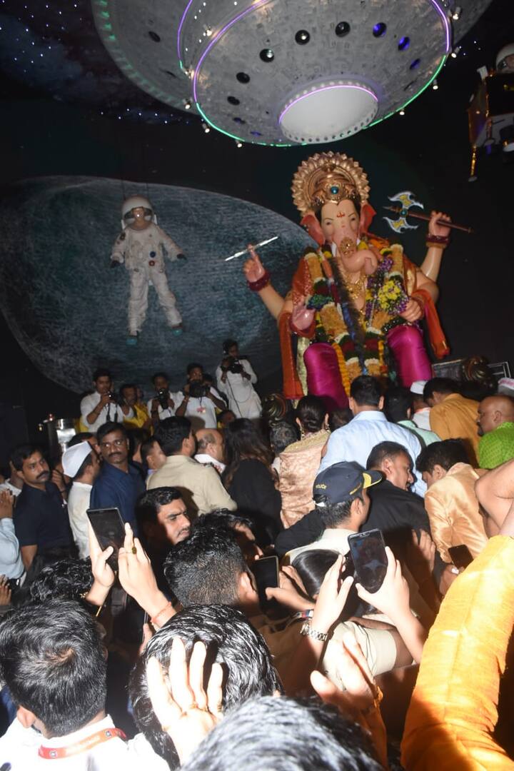 आपको बता दें कि आज गणेश उत्सव का आखिरी दिन है. आज अनंत चतुर्दशी का दिन है और आज ही के दिन गणपति विजर्सन की परंपरा है. 