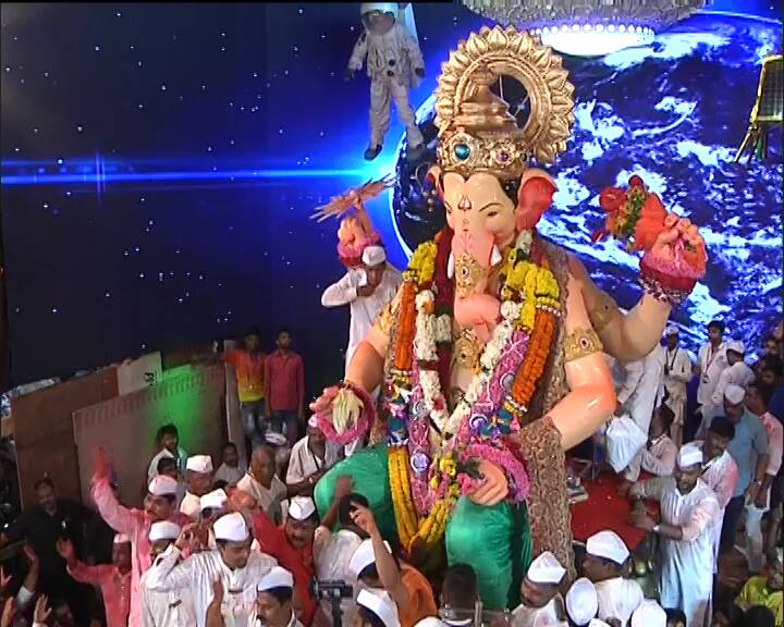जहां गणपति विसर्जन अनंत चतुदर्शी के दिन किया जाता है उसे डेढ़ दिन के गणपति का विसर्जन कहा जाता है. लेकिन अनंत चतुर्दशी के दिन गणपति विजर्सन की परंपरा सबसे ज्यादा प्रचलित है. गणेश चतुर्थी के 10 दिन बाद यानी कि 11वें दिन अनंत चतुर्दशी आती है.