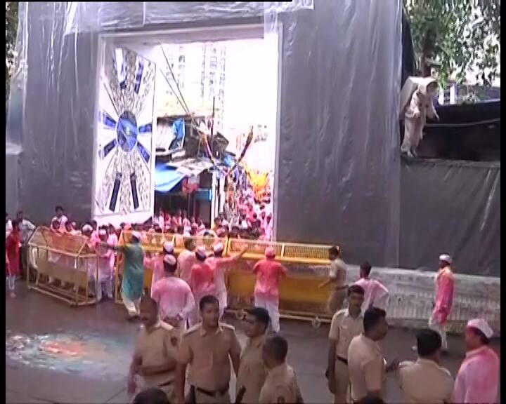 लाल बाग के विसर्जन यात्रा में हजारों लोग शामिल होते हैं. लाल बाग के राजा को विदाई देने के लिए भारी संख्या में भक्त पहुंचे हैं. इनमें महिलाओं और बच्चों की तादात बहुत ज्यादा है. लोग अगले साल फिर से बप्पा के आने की प्रार्थना कर रहे हैं.