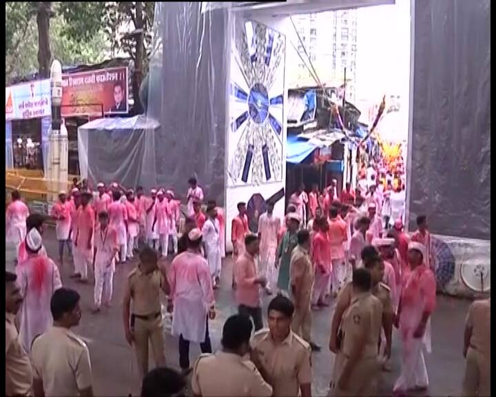 मुंबई में ज्यादातर गणपति प्रतिमाओं का विसर्जन समंदर में होता है इसलिए विसर्जन के लिए समंदर का मिजाज जानना भी अहम होता है. वैसे आज अरब सागर भी बप्पा के स्वागत के लिए तैयार दिखाई दे रहा है. यहां लहरें शांत और मौसम सुहाना बना हुआ है.