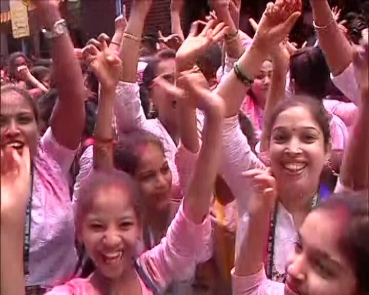 यहां लोगों की मदद के लिए टेंट लगाए गए हैं जहां घायलों का प्राथमिक उपचार भी होगा. किसी भी गड़बड़ी पर नजर रखने के लिए हर तरफ सीसीटीवी कैमरे की निगरानी है.