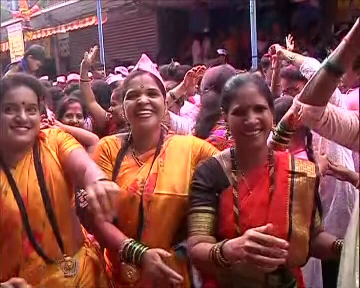 मुंबई समेत पूरे महाराष्ट्र में गणेश उत्सव की धूम देखते ही बनती है. मुंबई में लाल बाग के राजा की विशाल प्रतिमा का विसर्जन ना सिर्फ गणेश मंडल के लिए बल्कि पुलिस प्रशासन के लिए भी बड़ी चुनौती होती है.