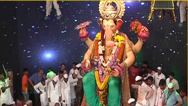 मुंबई के जुहू चौपाटी पर गणपति विसर्जन के लिए पुलिस प्रशासन ने चाक चौबंद इंतजाम किए हैं. बड़े पैमाने पर पुलिस की तैनाती की गई. जानकारी के मुताबिक महाराष्ट्र पुलिस के 40,000 जवानों को विसर्जन स्थल पर तैनात किया है.