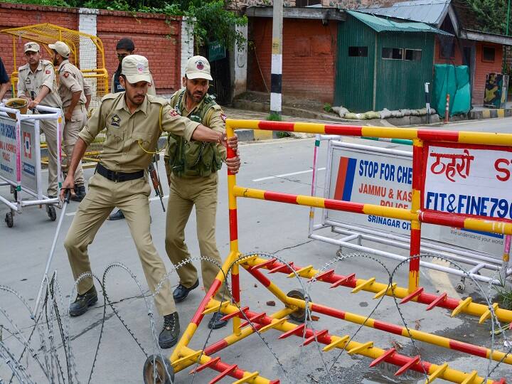 Shutdown in Kashmir continue after posters warning घाटी में चेतावनी वाले पोस्टरों के बाद दुकानदारों ने बंद रखी दुकानें, पब्लिक ट्रांसपोर्ट पर भी दिखा असर