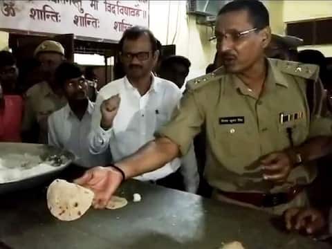 गोरखपुर: खाने में मिली कच्ची रोटियां, छात्रों ने किया हंगामा और भूख हड़ताल गोरखपुर: खाने में मिली कच्ची रोटियां, छात्रों ने किया हंगामा और भूख हड़ताल