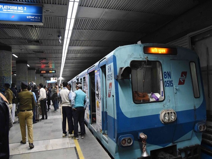 Trying to suicide, person by jump in front of Kolkata metro train कोलकाता: मेट्रो ट्रेन के आगे कूदकर व्यक्ति की जान देने की कोशिश, सेवाएं हुईं बाधित