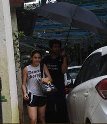 बारिश में फंसी सारा अली खान के लिए छाता लेकर पहुंचे कार्तिक आर्यन, देखें खास तस्वीरें