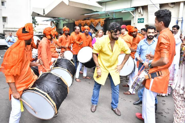 इस दौरान अरमान जैन वहां ढोल नगाड़ों पर जमकर थिरकते भी दिखाई दिए. (तस्वीर: मानव मंगलानी)