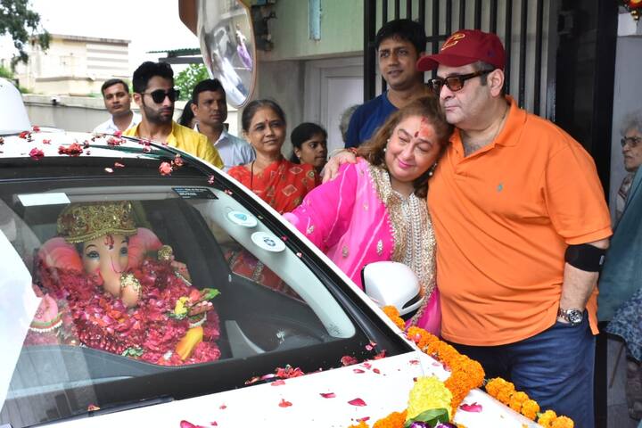 गणपति को विदाई देते वक्त रीमा जैन भावुक हो गईं. इस दौरान उनके भाई राजीव ने उन्हें संभाला. (तस्वीर: मानव मंगलानी)