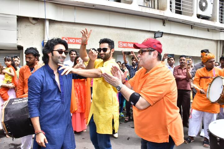 आज गणपति विसर्जन के दौरान राजीव कपूर अपने दोनों भाजों के साथ जमकर डांस करते भी दिखाई दिए.(तस्वीर: मानव मंगलानी)