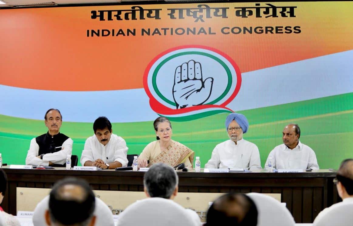 ये खतरनाक बात है कि मोदी सरकार को आर्थिक मंदी का अहसास नहीं- मनमोहन सिंह