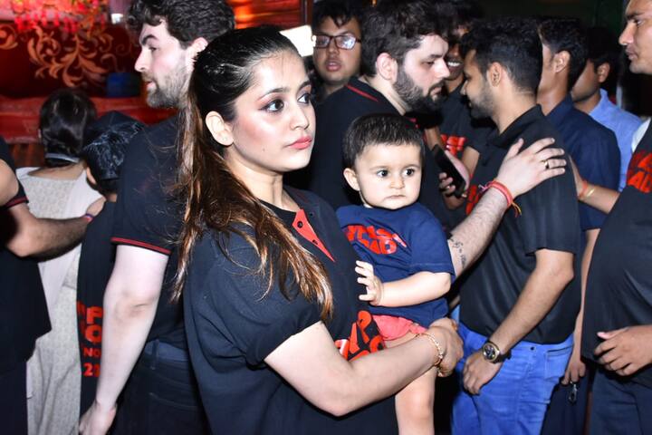 नील की बेटी कभी मम्मी की तो कभी पापा की गोद में नजर आ रही थीं. (Photo Credit: Manav Manglani)