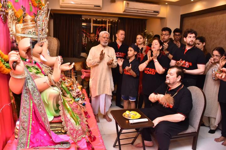 गणपति विसर्जन से पहले नील नितिन मुकेश ने अपने पूरे परिवार के साथ पूजा की. (Photo Credit: Manav Manglani)