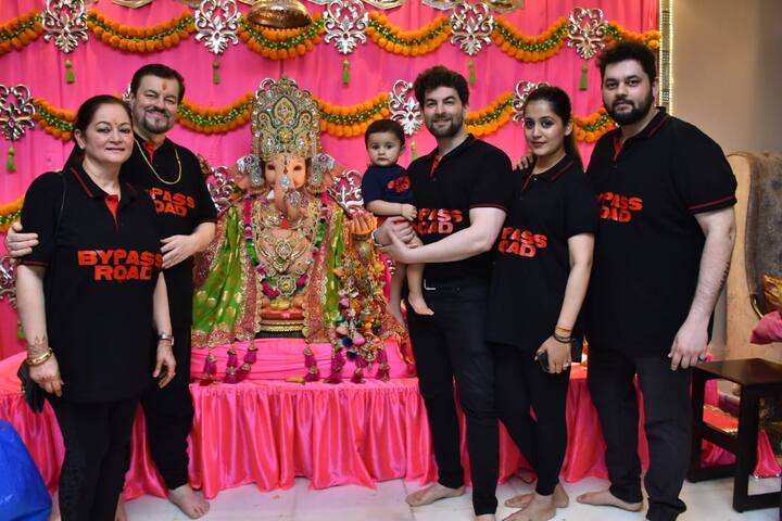 इस दौरान सभी काफी खुश दिखाई दे रहे थे. तस्वीर में आप नील नितिन मुकेश के पूरे परिवार को देख सकते हैं. (Photo Credit: Manav Manglani)