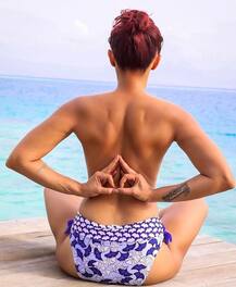 टॉपलेस अंदाज़ में योग करते हुए आशाका गोराडिया ने शेयर की बोल्ड तस्वीरें