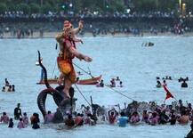 Maharashtra, Ganesh Utsav Guidelines: महाराष्ट्र सरकार ने गणेशोत्सव को लेकर जारी की गाइडलाइंस, जानें मूर्ति की ऊंचाई को लेकर क्या आदेश दिया है