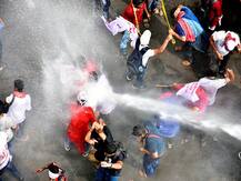 पश्चिम बंगालः पुलिस और लेफ्ट के कार्यकर्ताओं के बीच झड़प, कई लोग घायल