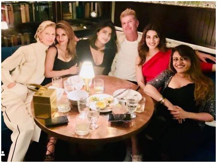 Kriti Sanon enjoyed dinner party with priyanka chopra and nick jonas in new york कृति ने 'गर्ल क्रश' प्रियंका चोपड़ा के साथ न्यूयॉर्क में किया डिनर, यहां देखिए खूबसूरत तस्वीर