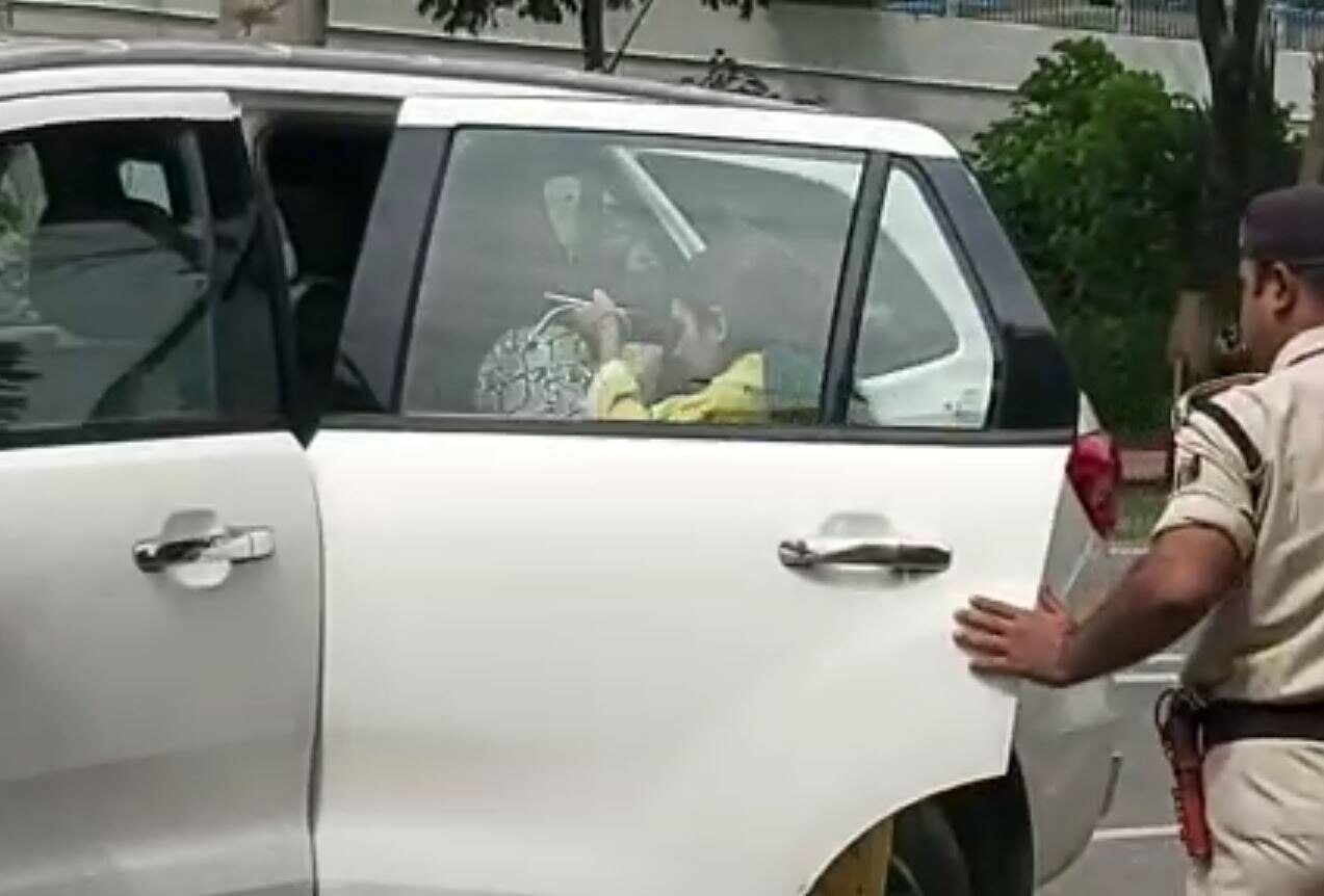 राबड़ी देवी के आवास से रोते हुए बाहर निकलीं तेजप्रताप यादव की पत्नी ऐश्वर्या राय