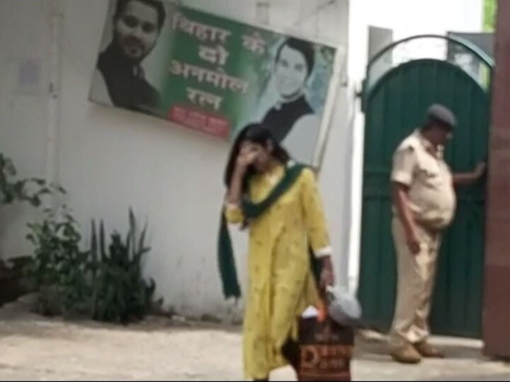 राबड़ी देवी के आवास से रोते हुए बाहर निकलीं तेजप्रताप यादव की पत्नी ऐश्वर्या राय Tej Pratap Yadav wife Aishwarya Rai seen crying outside Rabri Devi house राबड़ी देवी के आवास से रोते हुए बाहर निकलीं तेजप्रताप यादव की पत्नी ऐश्वर्या राय