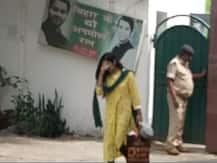 राबड़ी देवी के आवास से रोते हुए बाहर निकलीं तेजप्रताप यादव की पत्नी ऐश्वर्या राय