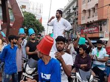 मोटर व्हीकल एक्ट: आरजेडी के कार्यकर्ताओं ने सिर पर बाल्टी पहनकर किया विरोध प्रदर्शन