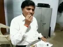 अजीबोगरीब शौक: 45 साल से लगातार मध्यप्रदेश के दयाराम खा रहे हैं कांच, कहा- लत छूटती नहीं