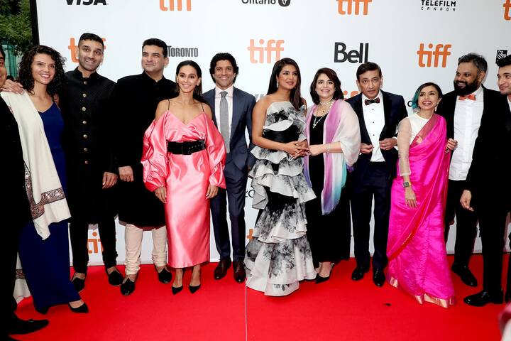 सुपरस्टार प्रियंका चोपड़ा की आने वाली फिल्म 'द स्काई इज पिंक' का प्रीमियर 13 सितम्बर को टोरोंटो इंटरनेशनल फिल्म फेस्टिवल 2019 में हुआ. इस इवेंट में फिल्म की पूरी टीम ने शिरकत की. हालांकि यहां फिल्म में अहम किरदार निभाने वाली जायरा वसीम को उनके फैंस ने काफी मिस किया. (Photo Credit: Getty Images)