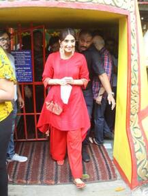 \'द जोया फैक्टर\' की रिलीज से पहले शनिधाम दर्शन के लिए पहुंची सोनम कपूर, देखें तस्वीरें