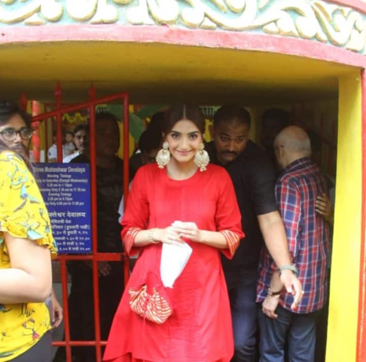 सोनम कपूर आज एक बार फिर लाल रंग की ड्रेस में द ज़ोया फैक्टर के लिए 'गुड-लक' की मनोकामना करने के लिए शनि मंदिर का दौरा किया है.
